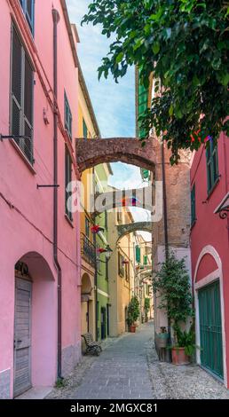 Allée idyllique à Santo Stefano al Mare, comune dans la province d'Imperia dans la région italienne Ligurie Banque D'Images