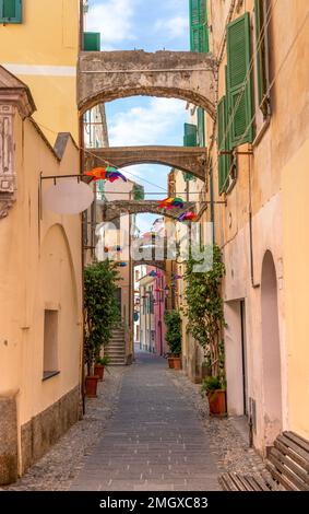 Allée idyllique à Santo Stefano al Mare, comune dans la province d'Imperia dans la région italienne Ligurie Banque D'Images