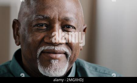 Gros plan Africain âgé homme d'affaires portrait à l'intérieur dans le bureau ancien homme d'affaires américain mature homme d'affaires ethnique regardant la compagnie de caméra Banque D'Images