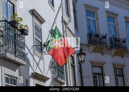 Drapeau portugais en développement sur le bâtiment. Le drapeau du Portugal. Banque D'Images