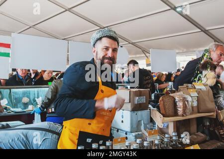 11 août 2019. Istra, région de Moscou. Un agriculteur vend des produits fabriqués avec ses propres mains. Les clients essaient des produits. Salon des fromages et de la ferme Banque D'Images