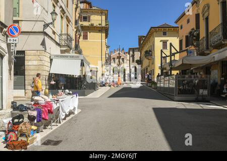 Marché aux puces dans la vieille ville de Soave, connu surtout pour son château Scaliger et pour le vin typique qui porte son nom, Vérone, Vénétie, Italie Banque D'Images