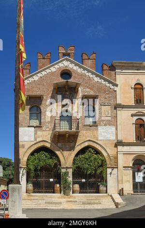 Façade du Palazzo del Capitano (palais du capitaine), construite en 1375 dans le centre historique de Soave, Vérone, Vénétie, Italie Banque D'Images