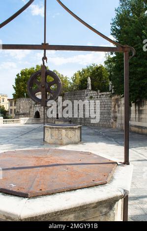 Vieille place avec cinq puits d'eau à Zadar, Croatie Banque D'Images