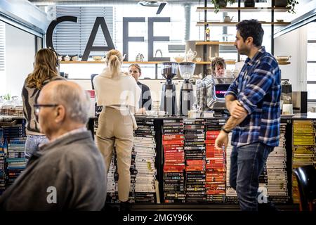 EINDHOVEN - vue d'ensemble de la bibliothèque Eindhoven. Selon la propagande collective de la Dutch Book Foundation (CPNB), plus de livres seront vendus et prêtés aux pays-Bas en 2022 que l'année précédente. ANP ROB ENGELAAR pays-bas - belgique OUT crédit: ANP/Alay Live News Banque D'Images