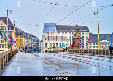 BÂLE, SUISSE - 1 AVRIL 2022 : promenade le long de Mittlere Brucke, dans le quartier de la Nouvelle-ville (Altstadt Kleinbasel), sur 1 avril à Bâle, Suisse Banque D'Images