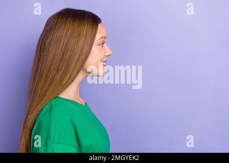 Gros plan profil photo de la magnifique dame regardant l'espace vide isolé sur fond violet couleur Banque D'Images