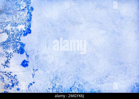 Une image d'arrière-plan ou de plan d'examen simple. La photographie est d'un mur de rendu rugueux. Sa couleur blanche et bleue avec une touche méditerranéenne Banque D'Images