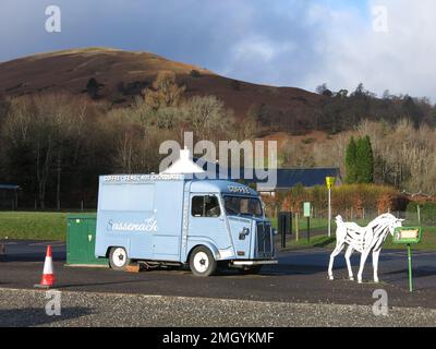 Le parking principal de Luss, sur les rives du Loch Lomond, dispose d'un café mobile dans un minibus pour répondre à la saison touristique. Banque D'Images