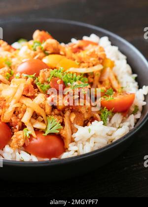 Granules de TVP, chou dans une sauce tomate servie sur le riz. Banque D'Images