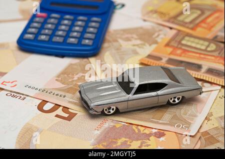 voiture-jouet et calculatrice plus de billets en euros Banque D'Images