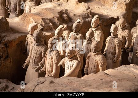 L'Armée de terre cuite ou les 'Terra Cotta Warriors and Horses' enterrés dans les fosses à côté de la tombe de Qin Shi Huang en 210-209 av. J.-C. Banque D'Images