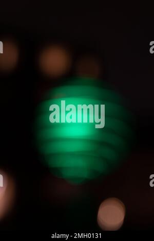 photo des lumières électriques floues la nuit Banque D'Images