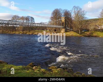 Gattonside suspension Bridge, le pont de la chaîne, construit en 1826 pour traverser la rivière Tweed, Melrose, Scottish Borders, Écosse, Royaume-Uni Banque D'Images