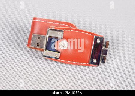 USB cuir mode flash drive maquette isolée sur fond blanc Banque D'Images