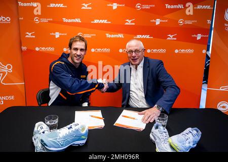 UTRECHT, PAYS-BAS - JANVIER 26 : L’entraîneur nouvellement signé Felix Koslowski de l’équipe néerlandaise de volley-ball féminin et le directeur technique Nevobo Herman Meppelink se secouent après avoir signé leur contrat lors d’une conférence de presse des Nederlandse Volleybalbond à DeWeerelt van Sport sur 26 janvier 2023 à Utrecht, pays-Bas (photo de René Nijhuis/Orange Pictures) crédit : Orange pics BV/Alay Live News Banque D'Images