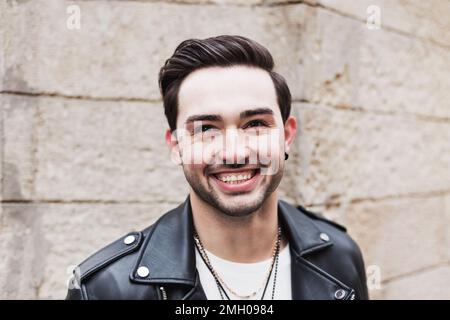 Jeune heureux souriant barbu homme brunette dehors Banque D'Images