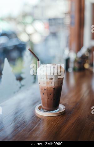 Verre de cacao glacé sur table en bois Banque D'Images