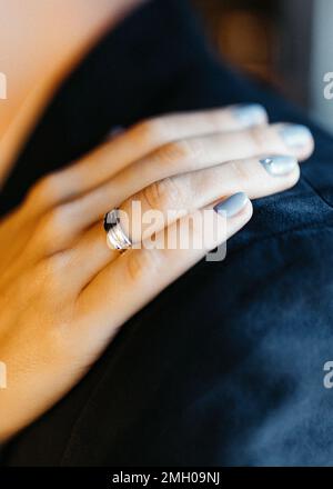 Couple de mariage amoureux tenant la main sur leur jour de mariage Banque D'Images