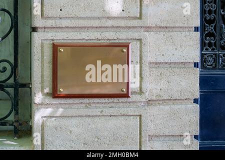 vider la plaque vierge en cuivre sur le panneau d'entrée sur la maquette murale texturée pour le bureau de notaire Banque D'Images