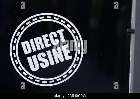 le texte français direct usine signifie le logo direct de l'usine sur le panneau du drapeau à l'entrée d'un magasin Banque D'Images