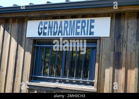 Gendarmerie signifie en poste militaire de police français sur le bureau de bâtiment mural Banque D'Images