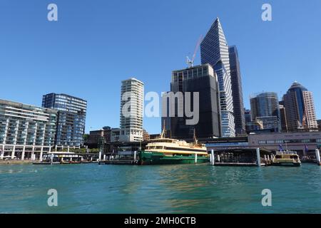 Circular Quay et les gratte-ciel de Sydney vus depuis le ferry du port de Sydney, avec le ferry Manly en attente de départ, Sydney, Nouvelle-Galles du Sud, Australie Banque D'Images