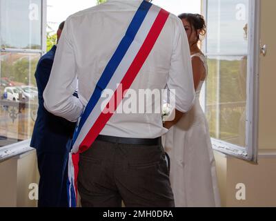 Arrière vue arrière maire avec foulard français drapeau tricolore pendant la fête du désherbage Banque D'Images