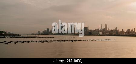 Coucher de soleil sur le port de New York Banque D'Images