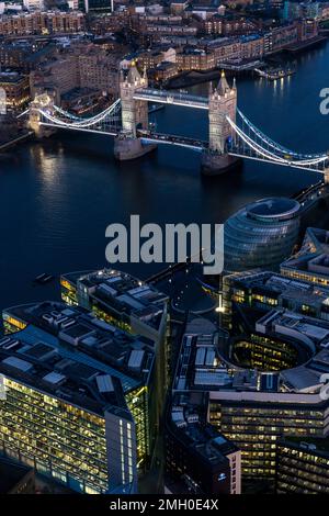 Une vue aérienne du développement de More London et du Tower Bridge de nuit, Londres, Royaume-Uni. Banque D'Images