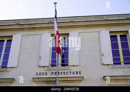 Sous Préfecture signifie sous-préfecture en français avec drapeau bleu blanc rouge sur le mur extérieur du bâtiment Banque D'Images