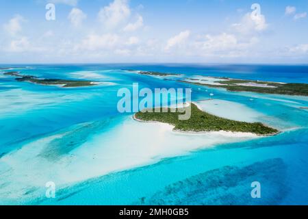 Antenne de Voiliers ancrés dans les eaux Turquoise entre les îles Banque D'Images