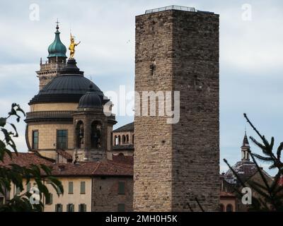 Vue panoramique sur la Сitadel (Cittadella di Bergame) et la tour Adalberto (Torre di Adalberto) depuis le château de Rocca (Rocca di Bergame), Bergam Banque D'Images