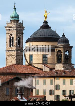 Vue panoramique sur la Сitadel (Cittadella di Bergame) et la tour Adalberto (Torre di Adalberto) depuis le château de Rocca (Rocca di Bergame), Bergam Banque D'Images