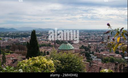 Vue panoramique sur les montagnes et la ville depuis le château de Rocca (Rocca di Bergame), Bergame, Italie Banque D'Images