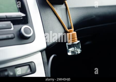 Petit pot en verre aromatique pour voiture désodorisant suspendu sur le tableau de bord dans la berline de véhicule Banque D'Images