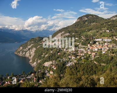 Vue panoramique sur la forêt, les montagnes et le ciel bleu depuis la tour de Castello di Vezio, Varenna, le lac de Côme, Lombardie, Italie Banque D'Images