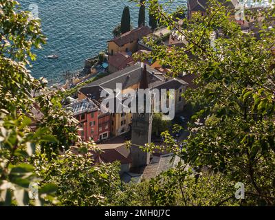 Vue sur la tour et la place centrale de Varenna depuis la tour de Castello di Vezio, Varenna, le lac de Côme, Lombardie, Italie Banque D'Images