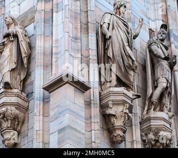 Sculptures en marbre sur les murs du Duomo di Milano, Milan, Lombardie, Italie Banque D'Images