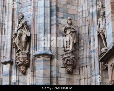 Sculptures en marbre sur les murs du Duomo di Milano, Milan, Lombardie, Italie Banque D'Images