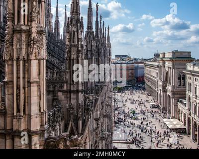 Vue sur la Piazza del Duomo depuis le toit de la cathédrale de la Nativité de la Vierge Marie, Duomo di Milano, Milan, Lombardie, Italie Banque D'Images