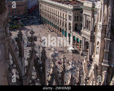 Vue sur la Piazza del Duomo depuis le toit de la cathédrale de la Nativité de la Vierge Marie, Duomo di Milano, Milan, Lombardie, Italie Banque D'Images