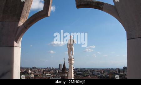 Vue panoramique de Milan depuis le toit de la cathédrale de la Nativité de la Vierge Marie, Duomo di Milano, Milan, Lombardie, Italie Banque D'Images