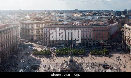 Vue sur la Piazza del Duomo depuis le toit de la cathédrale de la Nativité de la Vierge Marie, Duomo di Milano, Milan, Lombardie, Italie Banque D'Images