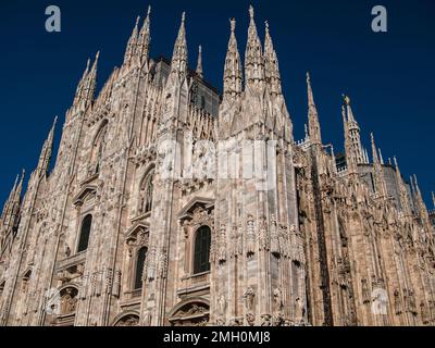 Duomo di Milano sur fond de ciel bleu à la journée ensoleillée, Milan, Lombardie, Italie Banque D'Images