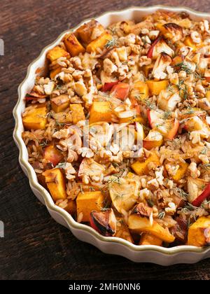 Courge d'hiver, gâteau au riz aux pommes avec tofu fumé Banque D'Images