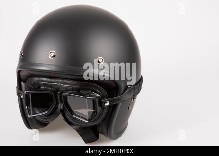 Black Motorcycle Open face Old School Helmet avec lunettes rétro vintage Banque D'Images