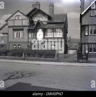 1950s, historique, vue extérieure d'une grande maison élégante et architecturale intéressante dans une banlieue de la ville côtière anglaise de Bridlington, East Yorkshire, Angleterre, Royaume-Uni. Banque D'Images