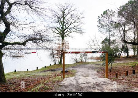 stationnement en bois hauteur obstacle accès au lac lacanau Banque D'Images