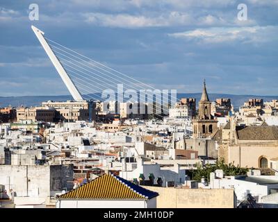 Vue sur la ville vers le pont Alamillo depuis le Metropol parasol, Séville, Andalousie, Espagne, Europe Banque D'Images